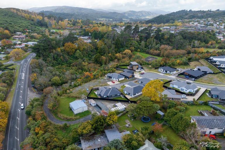 Photo of property in 6 Nikau Lane, Timberlea, Upper Hutt, 5018