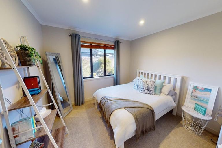 Photo of property in 34 Cyprus Place, Fitzherbert, Palmerston North, 4410