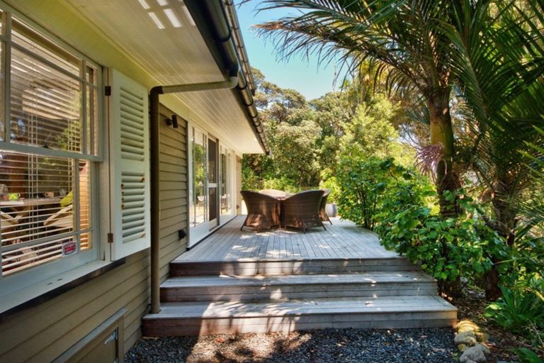 Photo of property in 100 Garden Road, Piha, New Lynn, 0772