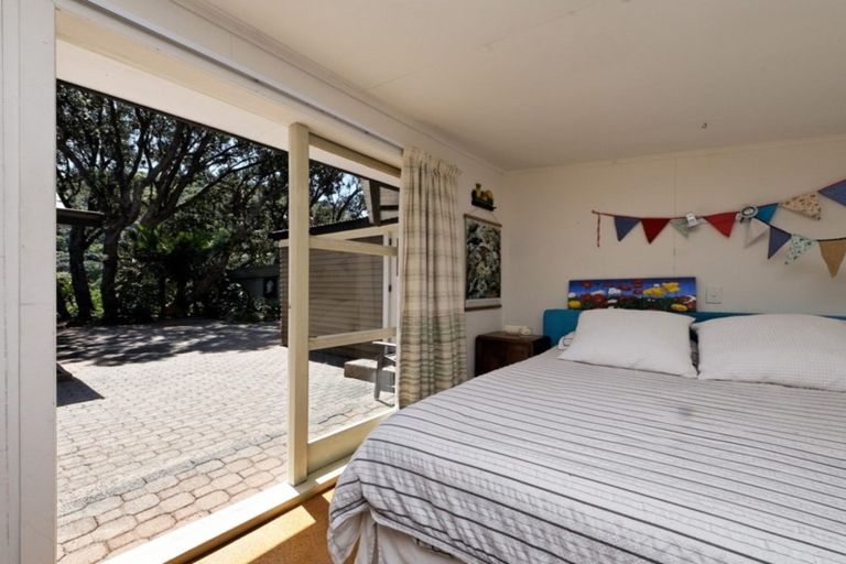 Photo of property in 100 Garden Road, Piha, New Lynn, 0772
