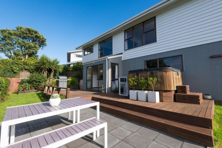 Photo of property in 33 Saint Aidans Way, Tawa, Wellington, 5028