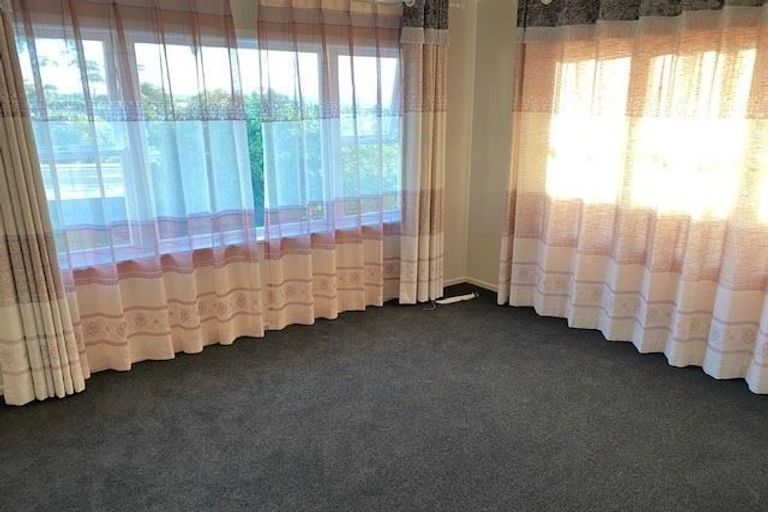 Photo of property in 206 Edmonton Road, Te Atatu South, Auckland, 0610