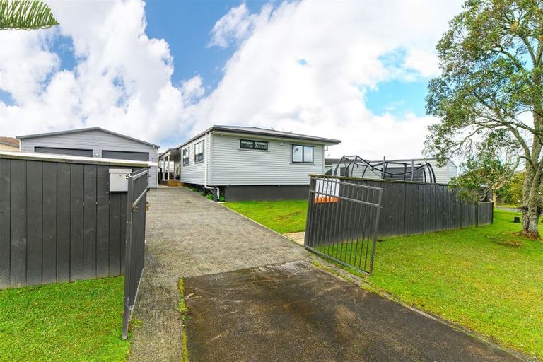 Photo of property in 5 Foyle Place, Glendene, Auckland, 0602