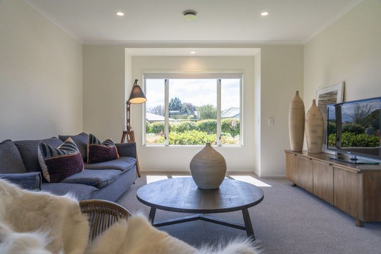 Photo of property in 2 Fairview Terrace, Waipahihi, Taupo, 3330