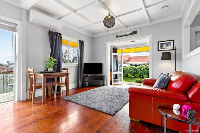 Photo of property in 1a Islington Avenue, New Lynn, Auckland, 0600