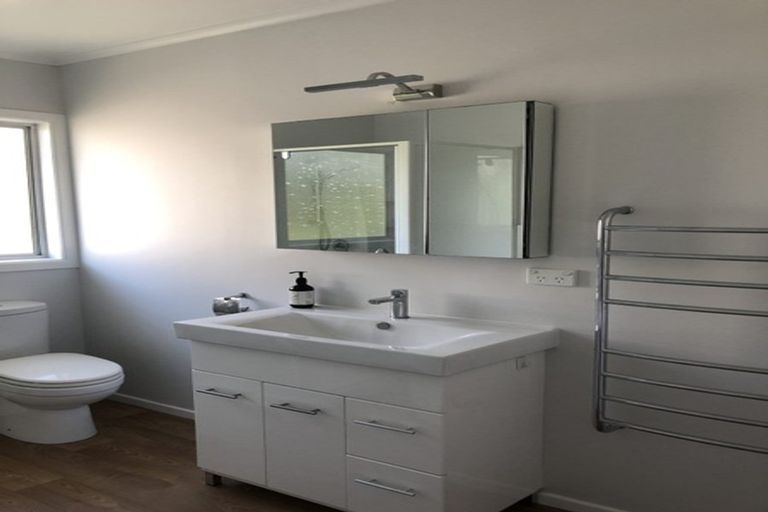 Photo of property in 61 Kauri Road, Stanmore Bay, Whangaparaoa, 0932