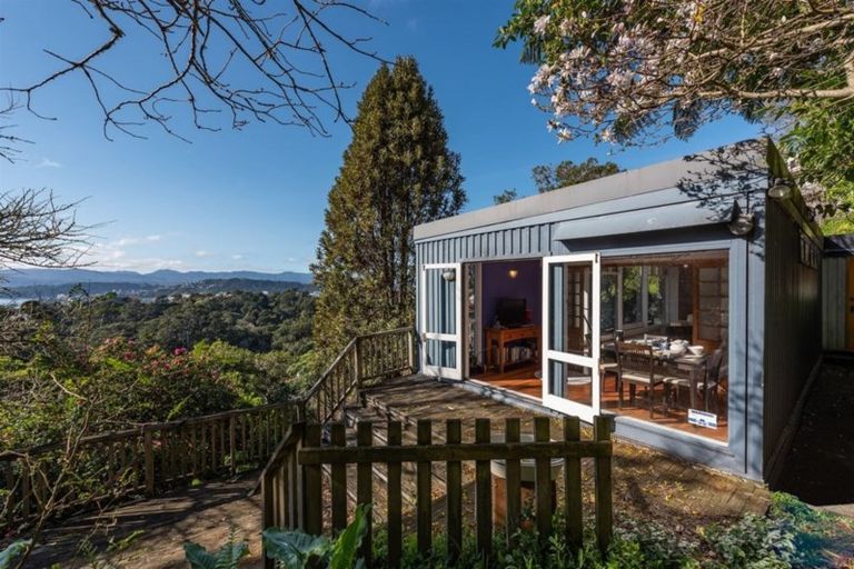 Photo of property in 33 Harbour View Road, Northland, Wellington, 6012