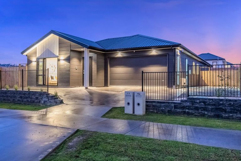 Photo of property in 15 Mcindoe Road, Kumeu, 0810