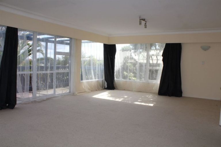 Photo of property in 15 Catalina Crescent, Forrest Hill, Auckland, 0620