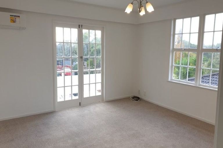 Photo of property in 14 Easton Park Parade, Glenfield, Auckland, 0629