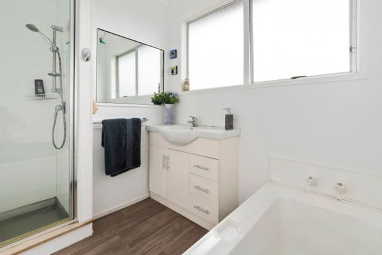 Photo of property in 10 Joshua Place, Weymouth, Auckland, 2103