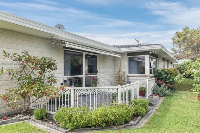 Photo of property in 22 Cranbrook Grove, Waikanae, 5036