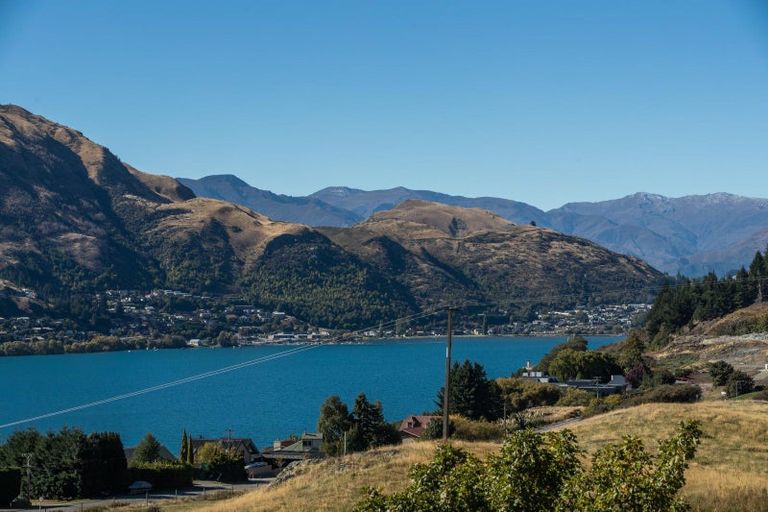 Photo of property in 17 Milward Place, Kelvin Heights, Queenstown, 9300