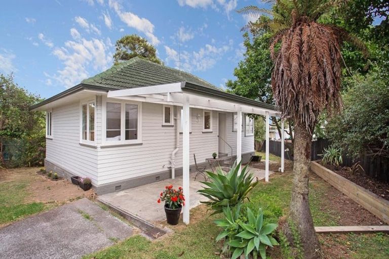 Photo of property in 3 Ozich Avenue, Te Atatu South, Auckland, 0610