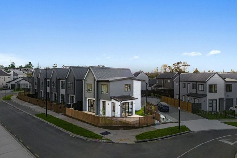 Photo of property in 13 Resnik Crescent, Kumeu, 0810