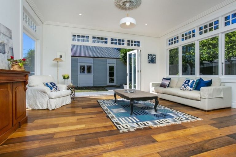 Photo of property in 21 Norwood Road, Bayswater, Auckland, 0622