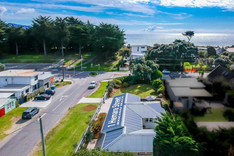 Photo of property in 1 Hemara Street, Waikanae Beach, Waikanae, 5036