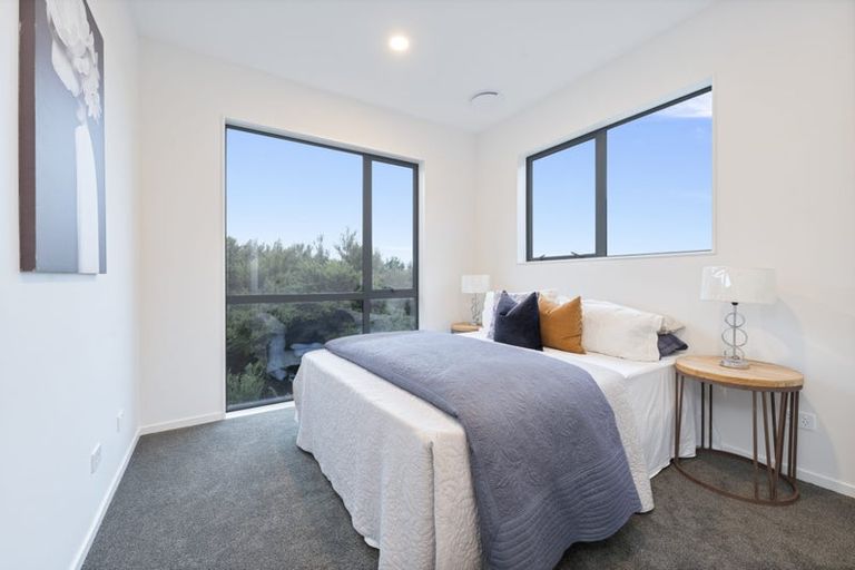 Photo of property in 42 Paparahi Place, Wainui, 0992