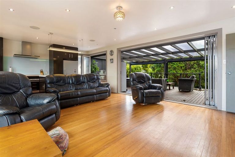 Photo of property in 8 Rauhuia Crescent, Parau, Auckland, 0604
