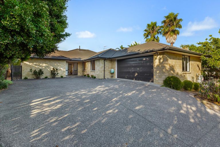 Photo of property in 15 Elliot Street, Howick, Auckland, 2014