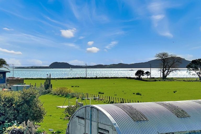 Photo of property in 18 Karaka Road, Kawakawa Bay, Papakura, 2585