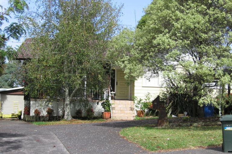 Photo of property in 10 Karo Place, Glendene, Auckland, 0602