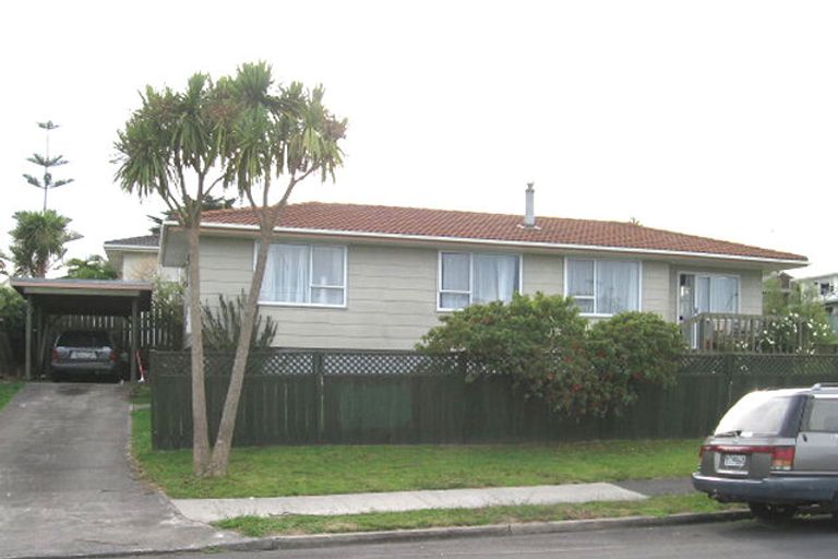 Photo of property in 18 Cyril Crescent, West Harbour, Auckland, 0618
