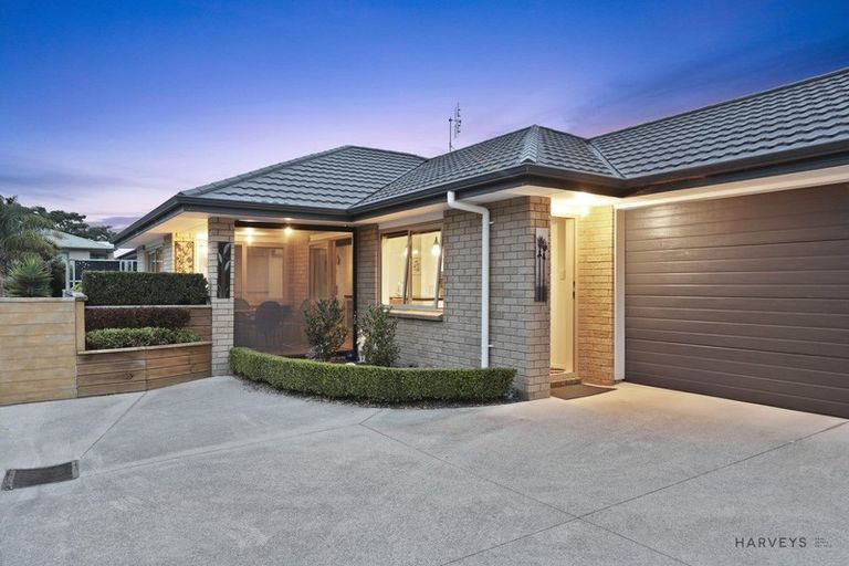 Photo of property in 48 Godley Road, Green Bay, Auckland, 0604