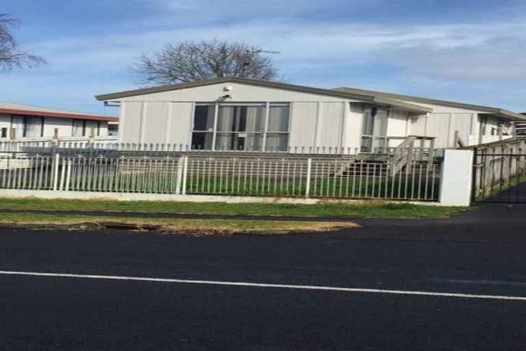 Photo of property in 2/12 Barneys Farm Road, Clendon Park, Auckland, 2103