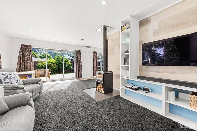 Photo of property in 28 Omaha Grove, Totara Park, Upper Hutt, 5018