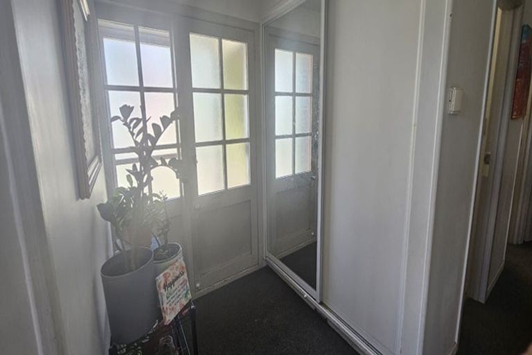 Photo of property in 557 Glenfield Road, Glenfield, Auckland, 0629