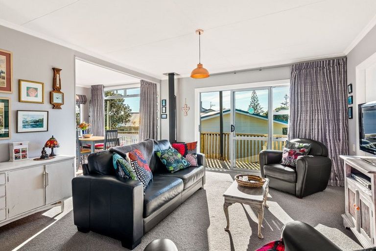 Photo of property in 16 Frances Street, Waikanae Beach, Waikanae, 5036