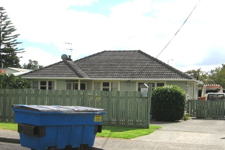 Photo of property in 6 Enderby Drive, Te Atatu Peninsula, Auckland, 0610