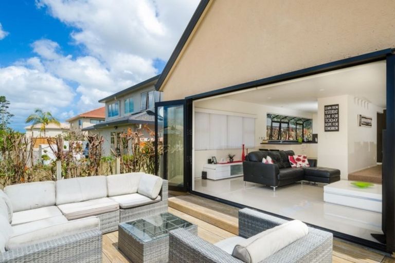 Photo of property in 23 Connemara Court, West Harbour, Auckland, 0618