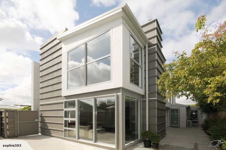 Photo of property in 128 Holly Road, St Albans, Christchurch, 8014