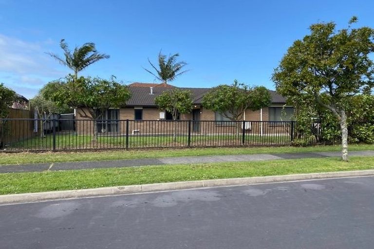 Photo of property in 2 Lissleton Drive, East Tamaki, Auckland, 2013
