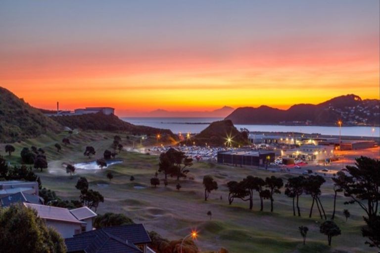 Photo of property in 5 Bunker Way, Strathmore Park, Wellington, 6022