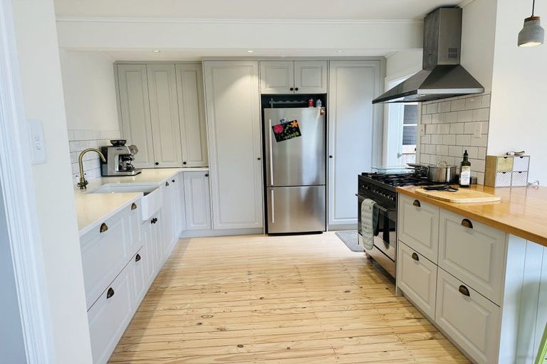 Photo of property in 8 Pendrell Road, Piha, New Lynn, 0772