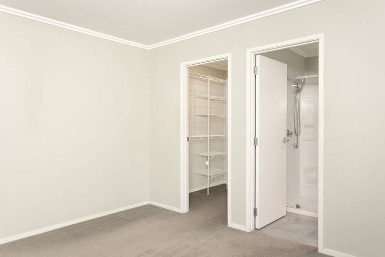 Photo of property in 11a Barron Drive, Green Bay, Auckland, 0604