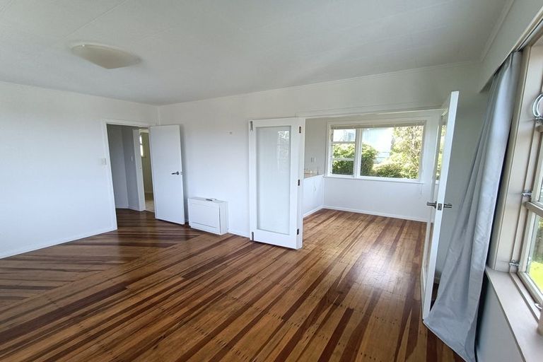 Photo of property in 29 Miles Crescent, Newlands, Wellington, 6037