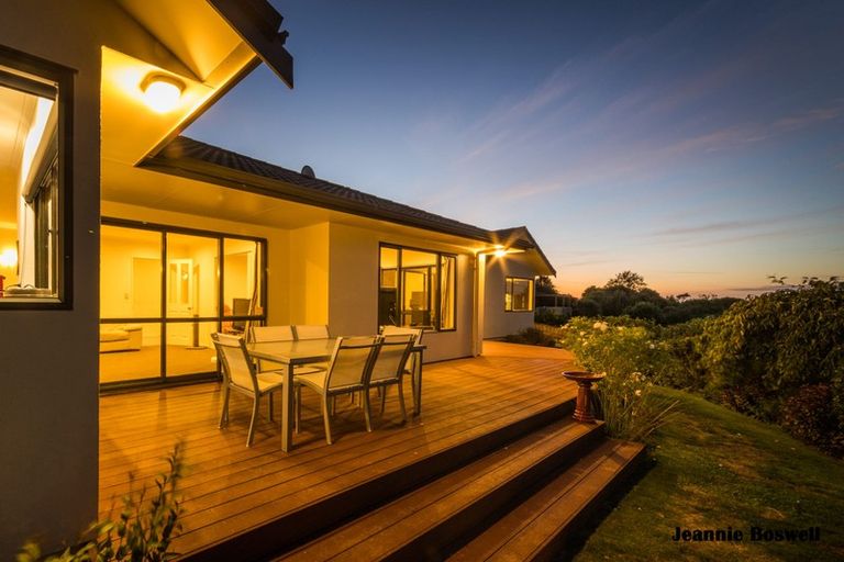 Photo of property in 15 Greenwood Place, Fitzherbert, Palmerston North, 4410