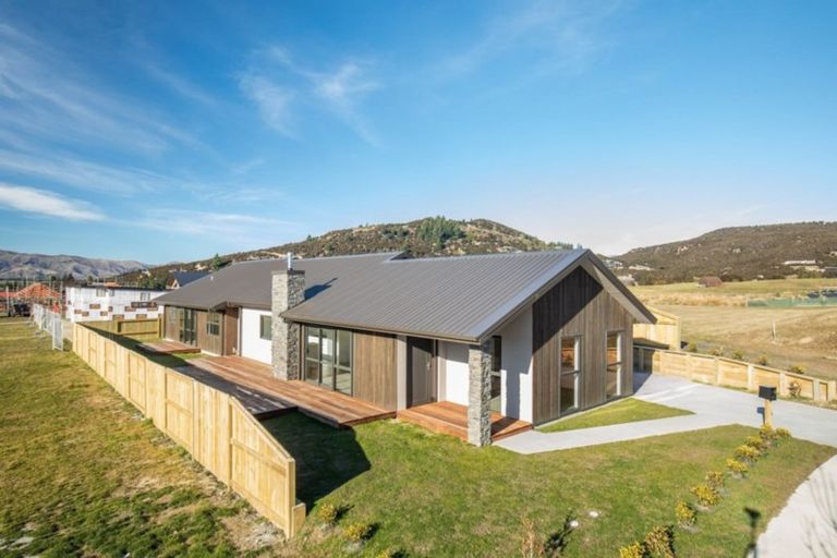 Photo of property in 3 Bargour Street, Wanaka, 9305