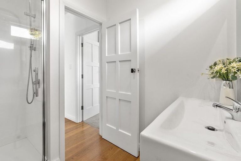 Photo of property in 32 Hanlon Crescent, Narrow Neck, Auckland, 0624