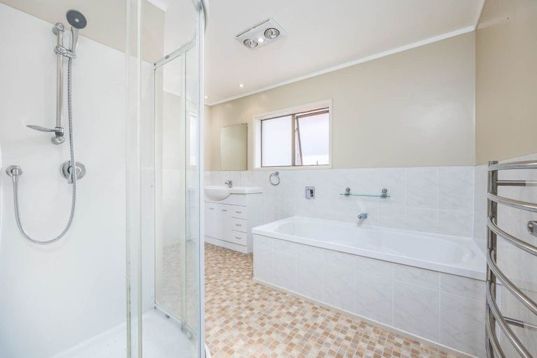 Photo of property in 9a Pendene Place, Forrest Hill, Auckland, 0620