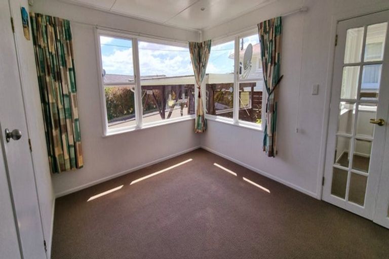 Photo of property in 4 Beverley Grove, Paparangi, Wellington, 6037