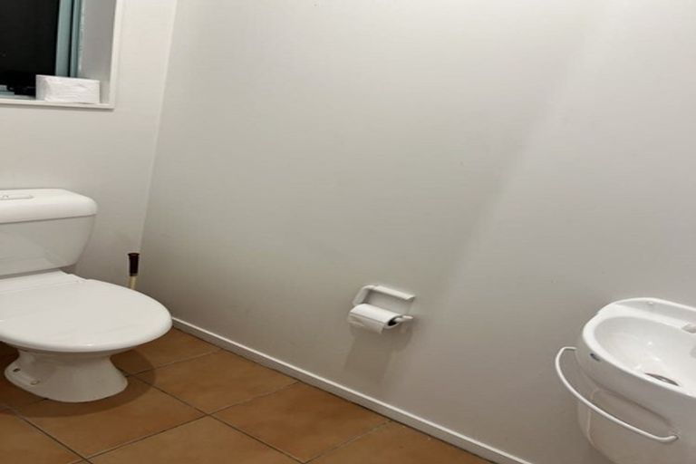 Photo of property in 3b Deuxberry Avenue, Northcote, Auckland, 0627