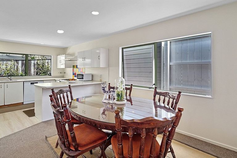 Photo of property in 2/23 Ludlow Terrace, Totara Vale, Auckland, 0627