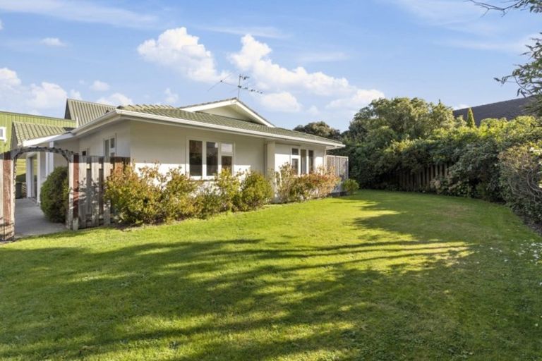 Photo of property in 10 Pukatea Street, Eastbourne, Lower Hutt, 5013