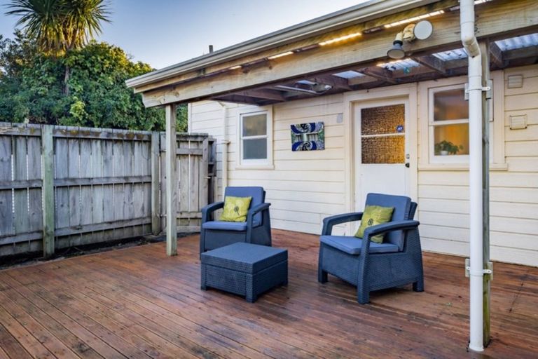 Photo of property in 2 Te Pari Pari Road, Pukerua Bay, 5026