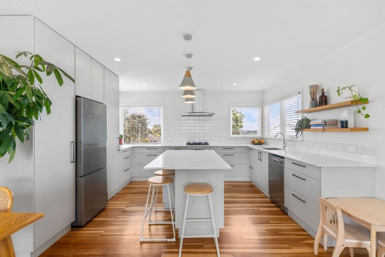 Photo of property in 15 Roberts Road, Glenfield, Auckland, 0629